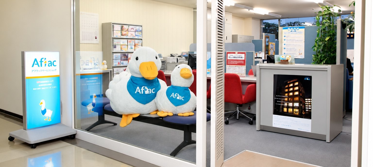 アフラックの看板とぬいぐるみが迎える仙台駅前店の入口