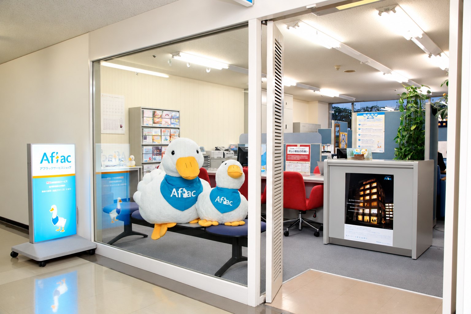 仙台駅前店の入口と店内全体